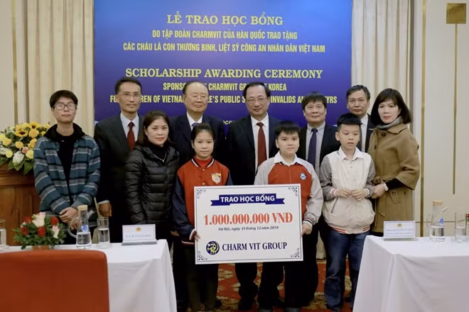 Thứ trưởng Nguyễn Văn Thành, Chủ tịch Lee Dae Bong và các đại biểu tại buổi Lễ.
