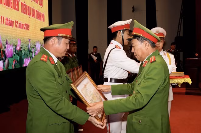 Thứ trưởng Lê Quý Vương trao Bằng khen cho các cá nhân có thành tích xuất sắc.