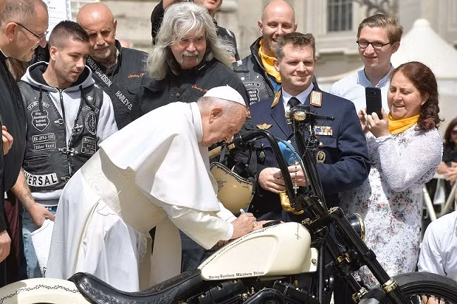 Giáo hoàng Francis ký tên lên bình xăng của chiếc siêu mô tô.