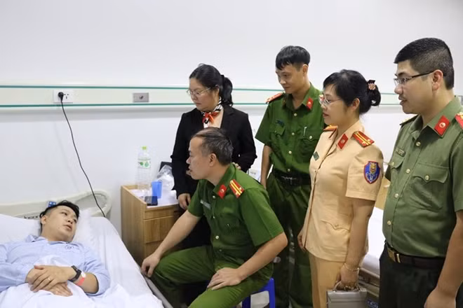 Đại diện lãnh đạo Công an quận Hồng Bàng thăm hỏi động và động viên Thượng úy Phạm Tùng Anh.