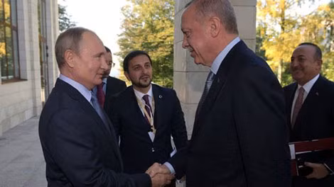 Tổng thống Vladimir Putin và Tổng thống Recep Tayyip Erdogan bắt tay tại Sochi, ngày 22-10.
