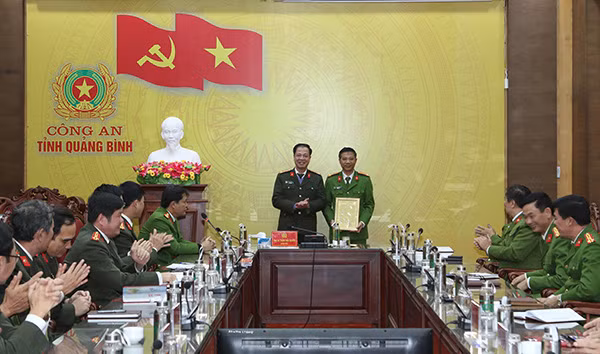 Đại tá Trần Hải Quân - Giám đốc Công an tỉnh Quảng Bình trao Thư khen và thưởng nóng 30 triệu đồng cho Cán bộ, chiến sỹ Phòng Cảnh sát Hình sự.