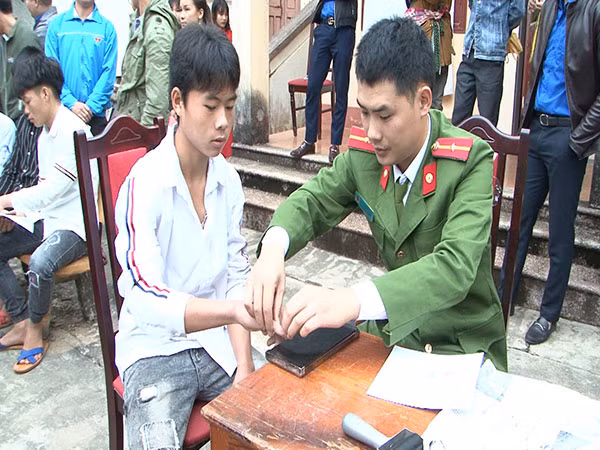 Cấp đổi, cấp mới Chứng minh nhân dân cho người dân xã Cốc Ly.