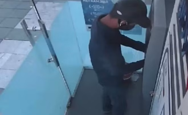 Đối tượng vào gắn thiết bị để sao chép, chụp dữ liệu khách hàng tại cột ATM ở Hà Tĩnh.