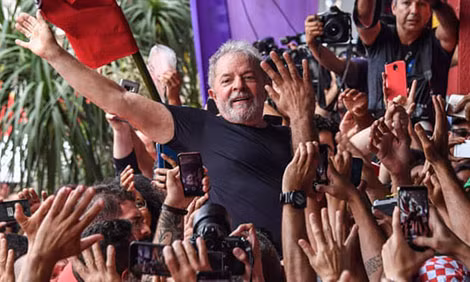 Cựu Tổng thống Lula Da Silva giữa vòng vây người ủng hộ trong ngày được trả tự do.