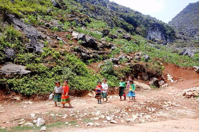 Gặp các em nhỏ người Mông dạo chơi trên đỉnh đèo Mã Pí Lèng.