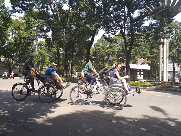 Nhiều du khách nước ngoài đến TP Hồ Chí Minh rất thích tham quan bằng xích lô.