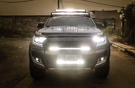 Một chiếc xe độ dàn đèn led bar gây khó chịu với người đi đường và cản trở việc nhận biết biển số.