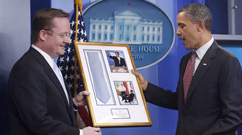 Tổng thống Barack Obama tặng quà thư ký báo chí Robert Gibbs, trong đó có chiếc cà-vạt mà ông đã mượn của ông Gibbs trong một lần phát biểu trước công chúng.