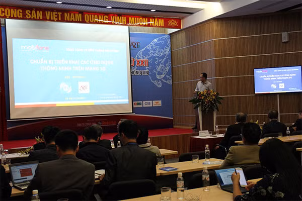 Phần trình bày của MobiFone với diễn giả TS Lê Xuân Chiến.