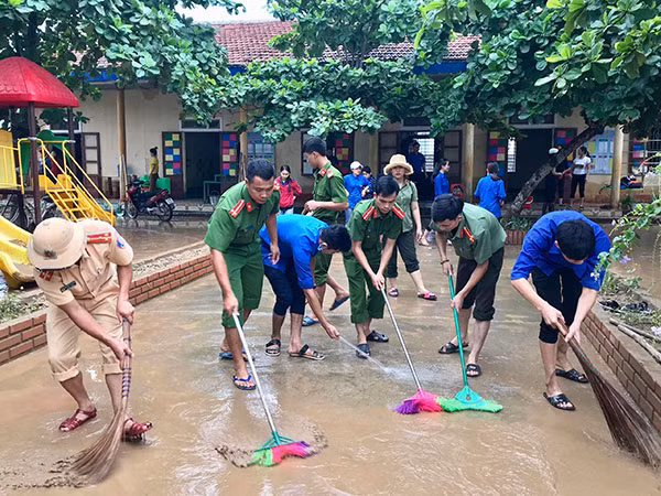 Công an Quảng Bình vệ sinh trường, lớp học cho các em kịp khai giảng năm học mới sau khi lũ rút.