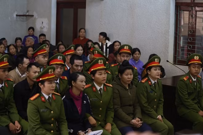 Bị cáo Hiền và Thu (từ trái qua).