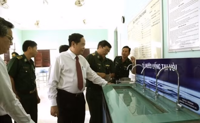 Đồng chí Trần Thanh Mẫn thăm quan Đồn Biên phòng Nhà Mát.