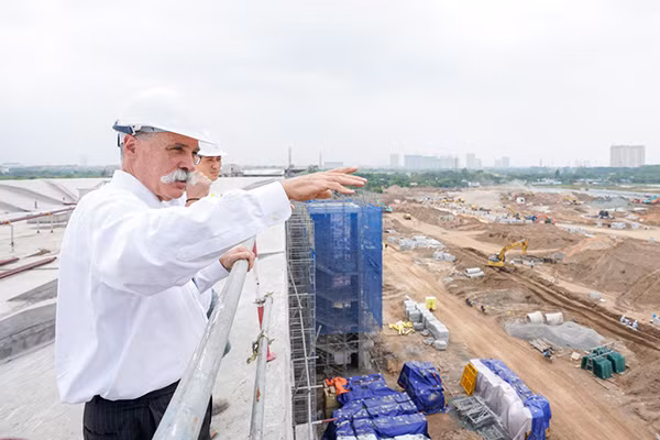 Trước lễ công bố nhà tài trợ chính chặng đua F1 Việt Nam 2020, ông Chase Carey đã đến thăm khu vực trường đua và bày tỏ ấn tượng với tiến độ xây dựng công trình này. Trước lễ công bố nhà tài trợ chính chặng đua F1 Việt Nam 2020, ông Chase Carey đã đến thăm khu vực trường đua và bày tỏ ấn tượng với tiến độ xây dựng công trình này.