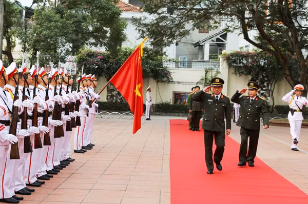 Thượng tướng Nguyễn Văn Thành duyệt đội danh dự Công an Quảng Ninh.