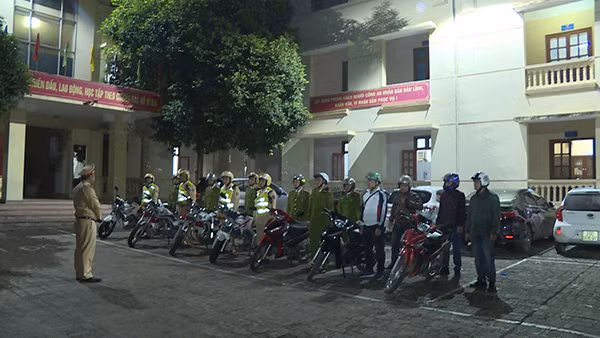 Tổ công tác triển khai phương án trước khi lên đường thực hiện nhiệm vụ.