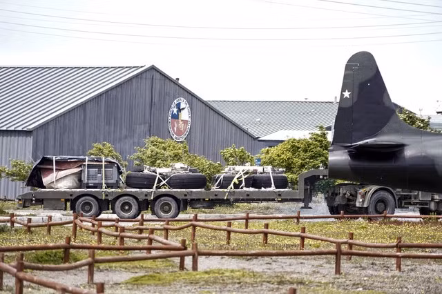 Một số bộ phận trên chiếc C-130 Hercules bị rơi được tìm thấy. Một số bộ phận trên chiếc C-130 Hercules bị rơi được tìm thấy.