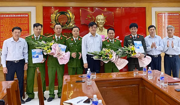 Lãnh đạo Viễn thông Thanh Hóa trao thưởng cho các đơn vị Công an trong tỉnh có thành tích bắt giữ các đối tượng trộm cắp.