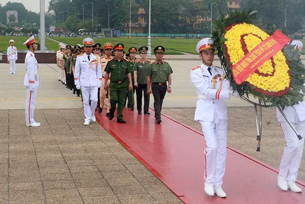 Đoàn đại biểu Phụ nữ Công an tiêu biểu năm 2018 vào Lăng viếng Chủ tịch Hồ Chí Minh.