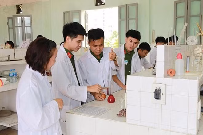 Cán bộ, giảng viên trẻ Trường Đại học PCCC say mê nghiên cứu khoa học.