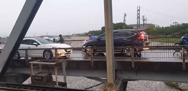 Hình ảnh xe đi ngược chiều được ghi lại.