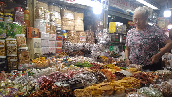 Bánh kẹo mứt bán trên thị thường không có thông tin nhãn mác.
