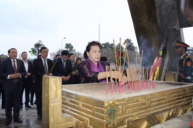 Chủ tịch Quốc hội Nguyễn Thị Kim Ngân thỉnh chuông tri ân và dâng hương tưởng nhớ anh hùng liệt sĩ tại Nghĩa trang liệt sĩ Quốc gia Trường Sơn.