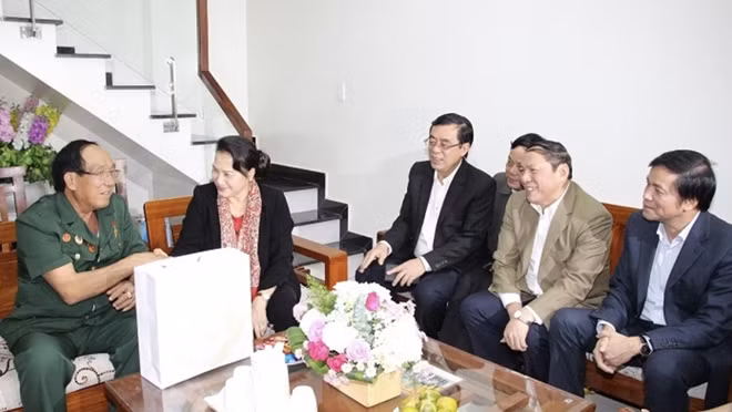 Chủ tịch Quốc hội Nguyễn Thị Kim Ngân thăm gia đình chính sách ở Quảng Trị.