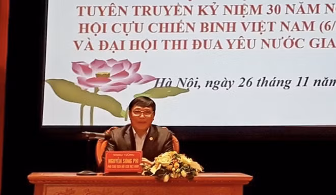 Trung tướng Nguyễn Song Phi, Phó Chủ tịch Hội CCBVN chủ trì họp báo.