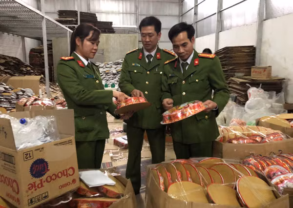 Các lực lượng chức năng tiến hành kiểm tra và thu giữ số hàng hóa không rõ nguồn gốc.