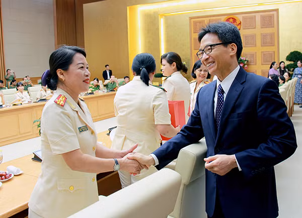 Phó Thủ tướng Vũ Đức Đam chúc mừng, động viên phụ nữ Công an tiêu biểu năm 2018.