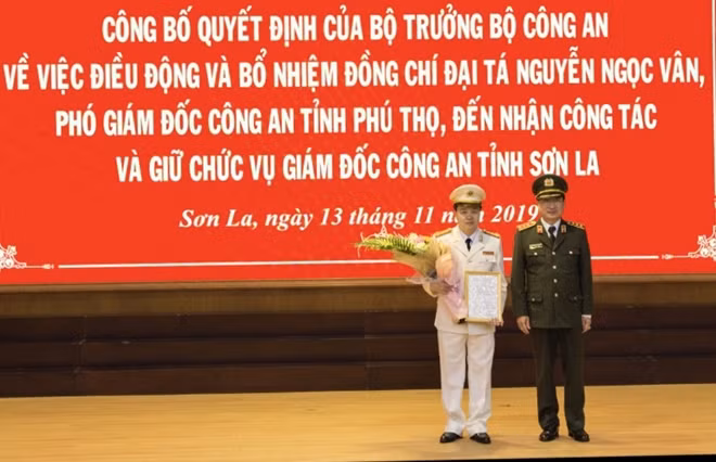 Thượng tướng Nguyễn Văn Thành, Thứ trưởng Bộ Công an trao quyết định cho đồng chí Đại tá Nguyễn Ngọc Vân.