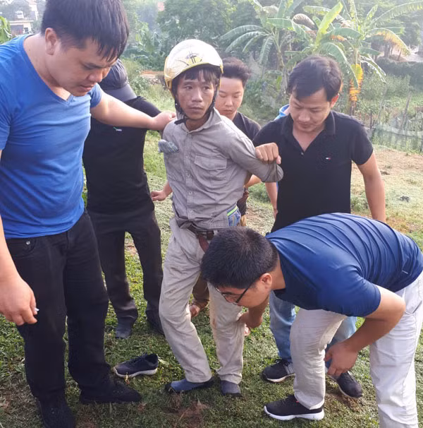 Thượng úy Nguyễn Văn Dũng và đồng đội bắt giữ đối tượng vận chuyển 30 bánh heroin.