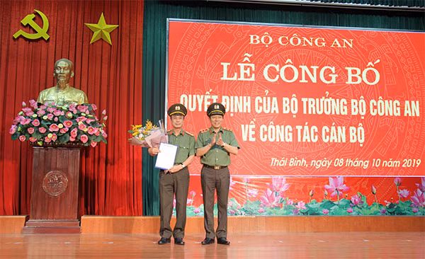 Trung tướng Lương Tam Quang, Thứ trưởng Bộ Công an trao quyết định phụ trách Công an tỉnh Thái Bình cho Đại tá Trịnh Đình Thành.