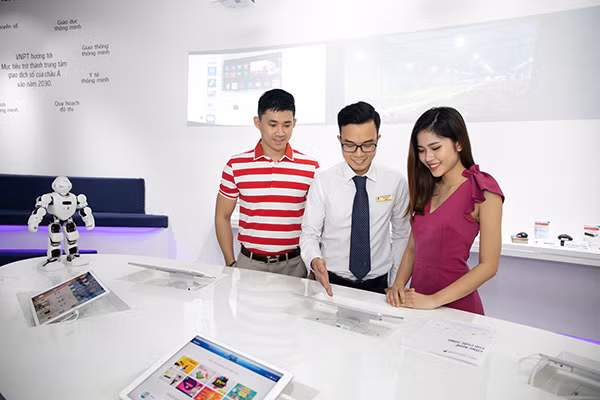 Khách hàng đang tìm hiểu giải pháp VNPT HIS tại showroom của VNPT. Khách hàng đang tìm hiểu giải pháp VNPT HIS tại showroom của VNPT.