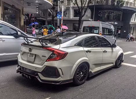 Một chiếc xe độ body kit với nhiều chi tiết không có trong thiết kế xe.
