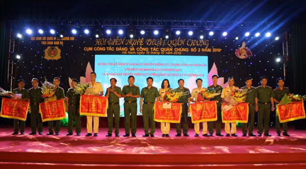 Ban Tổ chức trao hoa và cờ cho các đội thi đoạt giải tại Hội diễn.