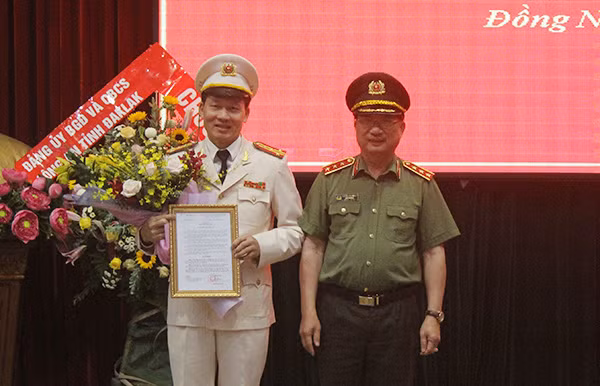 Thứ trưởng Bộ Công an Nguyễn Văn Thành trao quyết định cho Đại tá Vũ Hồng Văn.