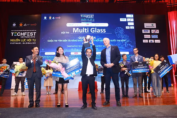 Trao giải cho Quán quân cuộc thi “Tìm kiếm tài năng khởi nghiệp đổi mới sáng tạo quốc gia 2019”.