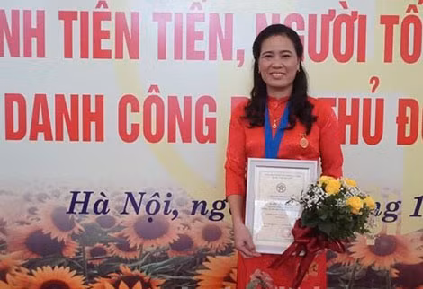 Cô Lê Thị Hòa tại buổi vinh danh “Công dân thủ đô ưu tú” năm 2019.