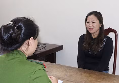 Cơ quan Công an lấy lời khai các đối tượng lừa đảo.