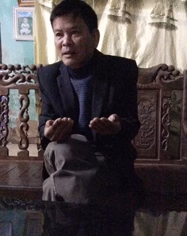 Phó Trưởng thôn Đào Văn Chiến bức xúc chia sẻ với phóng viên.