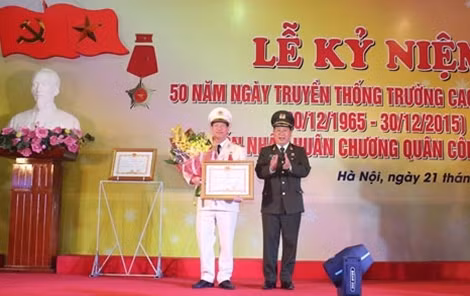 Thứ trưởng Bùi Văn Thành trao Huân chương Bảo vệ Tổ quốc tặng đồng chí Hiệu trưởng nhà trường.