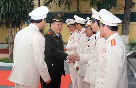 Thứ trưởng Bùi Văn Thành duyệt đội danh dự tại Trường Cao đẳng CSND I.