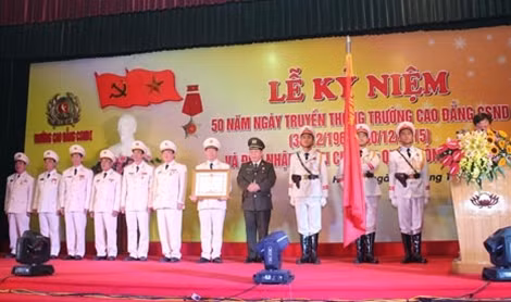Thứ trưởng Bùi Văn Thành trao Bằng Huân chương Quân công hạng Ba tặng tập thể Ban Giám hiệu nhà trường.