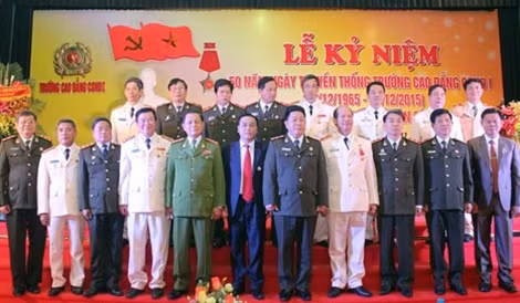 Thứ trưởng Bùi Văn Thành cùng các đại biểu dự Lễ kỷ niệm.