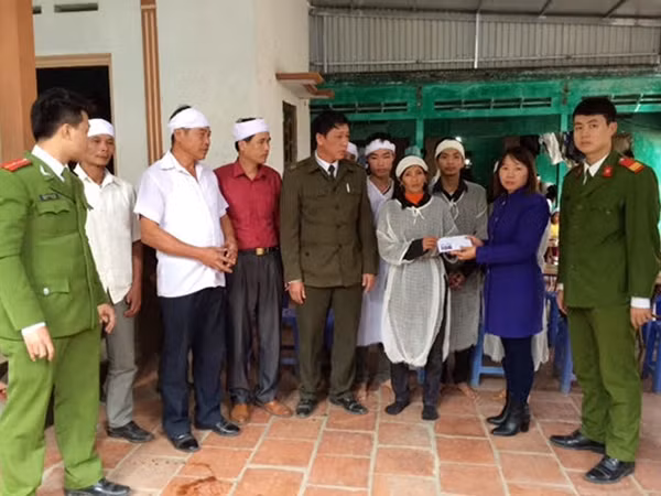 Báo Công an nhân dân trao số tiền 5 triệu đồng cho gia đình.