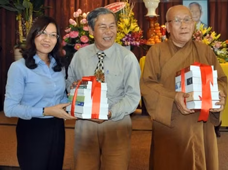 Đại diện Nhà xuất bản Chính trị Quốc gia trao tặng sách cho Viện Lịch sử Dòng họ và trụ trì chùa Pháp Hoa.