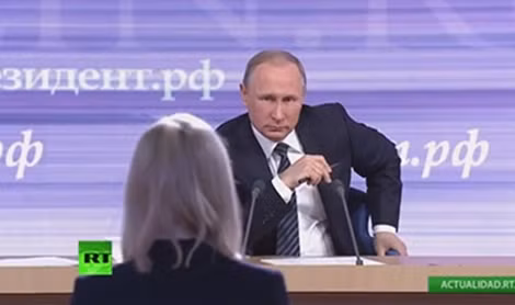 Tổng thống Putin lắng nghe câu hỏi của phóng viên tại cuộc họp báo quốc tế.