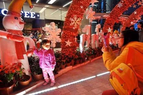 Nhiều phụ huynh tranh thủ đưa con đi ngắm phố phường trước dịp Noel.